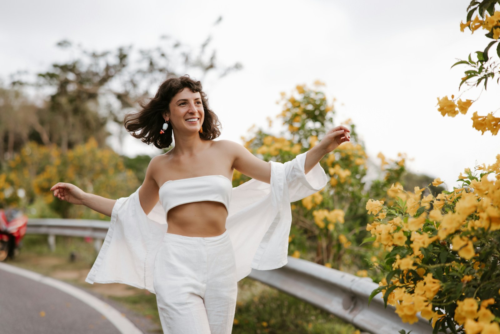 Trouver l&rsquo;Élégance Estivale : Mon Avis sur les Pantalons Fluides pour Femmes