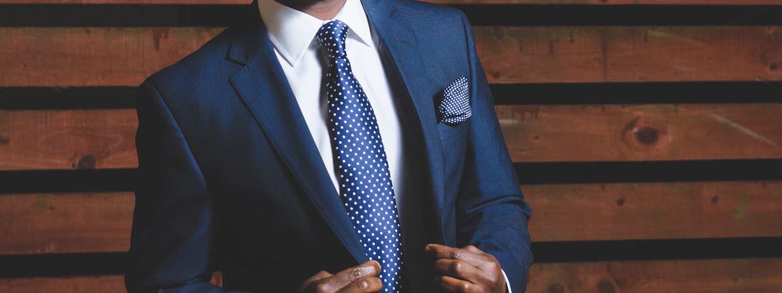 Quelle cravate choisir pour un costume bleu ? Le guide ultime