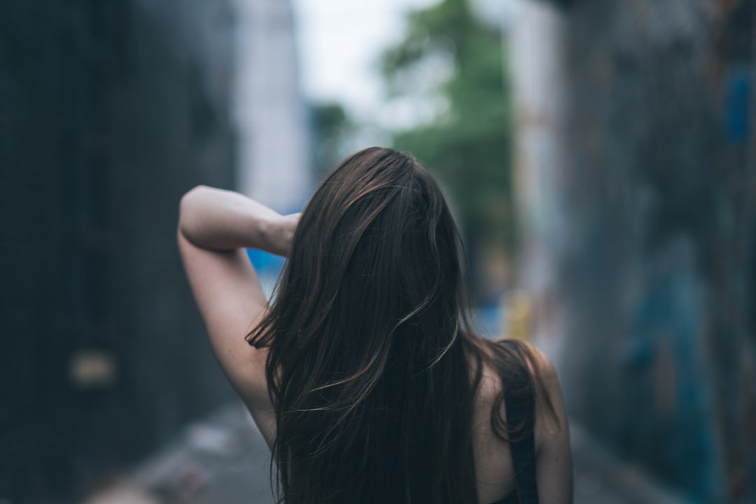 Astuces incontournables : comment avoir des cheveux brillants comme chez le coiffeur ?
