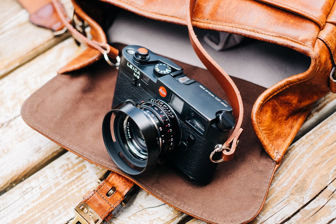 Comment porter un sac en bandoulière femme avec style et élégance