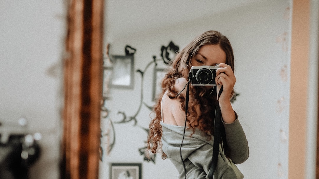 Comment adopter la tendance mode automne-hiver 2024 2025 sans faux pas ?