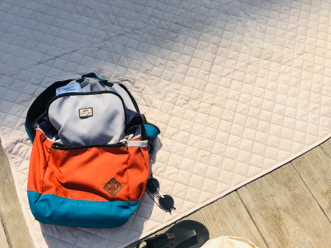 Comment porter un sac bandoulière homme avec style : conseils et erreurs à éviter