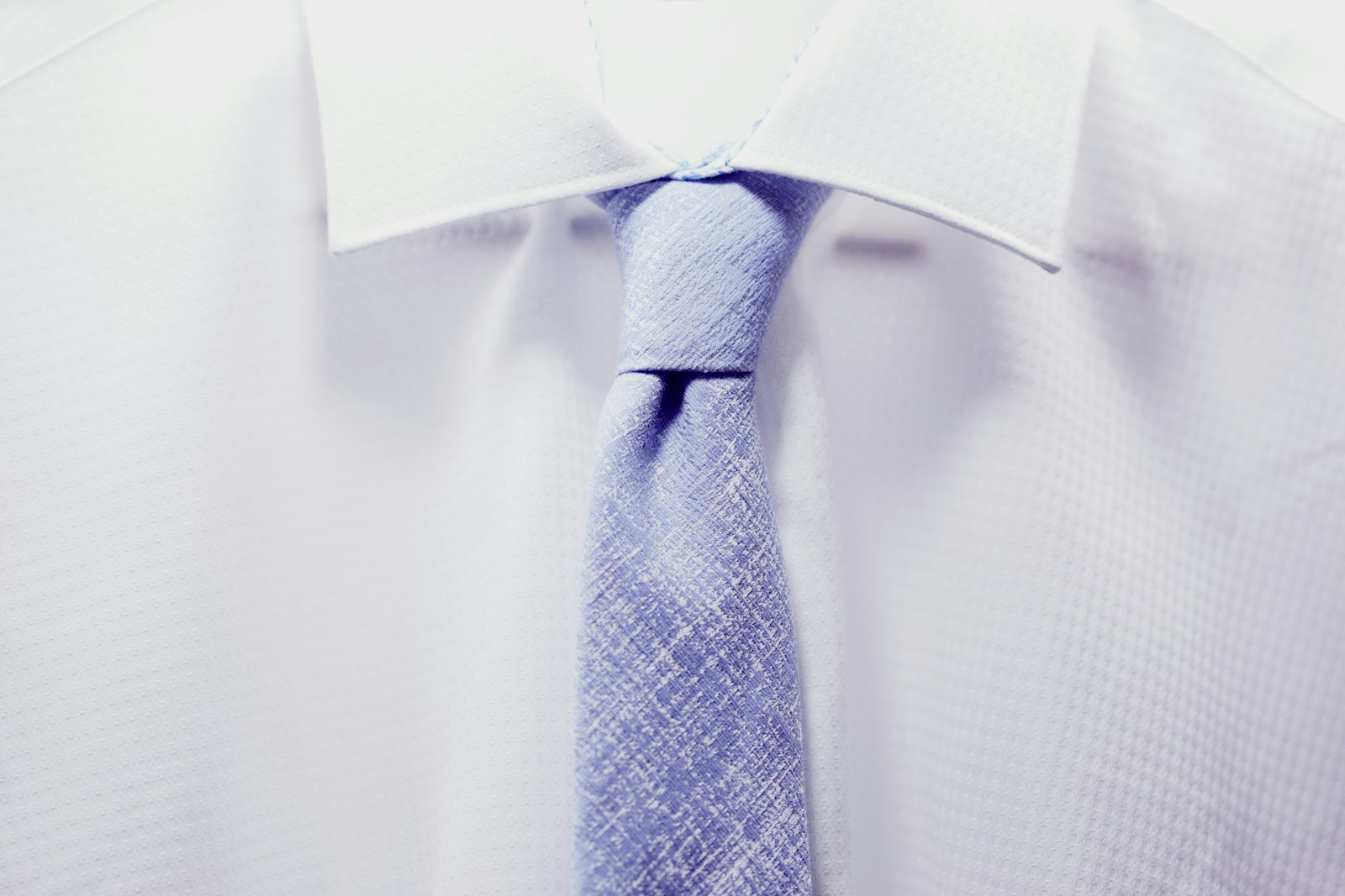 Comment mettre une cravate homme : guide facile pour un nœud parfait